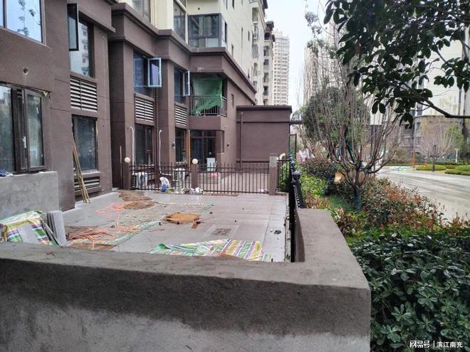 南充：网友反映璀璨江山小区随意乱搭建侵占公共绿完美体育地(图2)