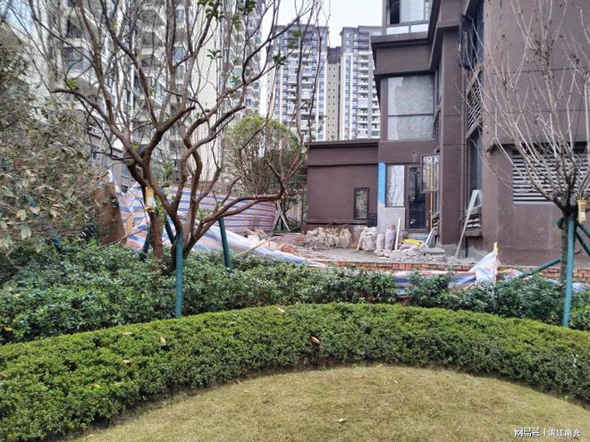 南充：网友反映璀璨江山小区随意乱搭建侵占公共绿完美体育地(图1)