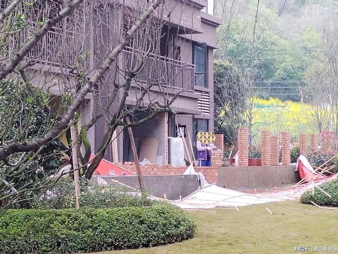 南充：网友反映璀璨江山小区随意乱搭建侵占公共绿完美体育地(图3)