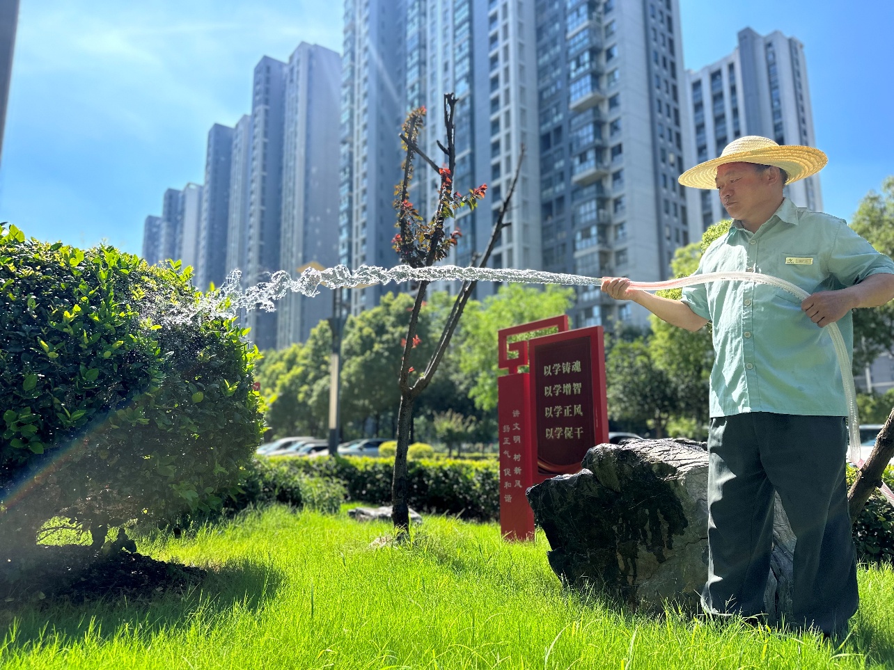 完美体育永不服“暑”唯“物”得馨高温下的物业人（一）(图1)