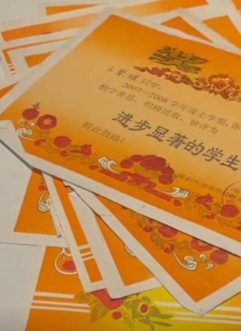 完美体育网站女孩被害现场惨烈母亲见遗体头上插着刀凶手家属抱怨引众怒(图11)