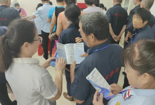 中原银行信阳分行金融知识宣讲走进社区一线完美体育网站(图1)